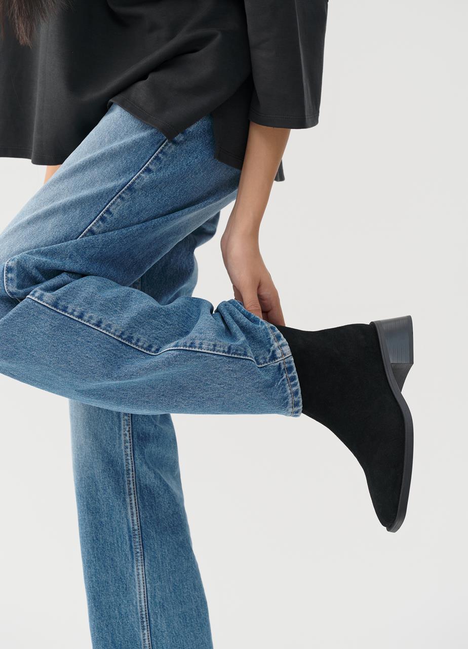 מגפון שחור קלאסי על דוגמנית עם ג'ינס כחול, צילום אופנה מבית CHOZEN