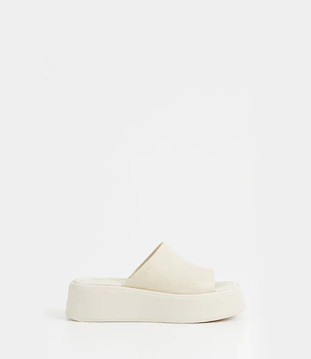 כפכף נשים בצבע בז' עם סוליה עבה, צילום מוצר רקע לבן, CHOZEN מותגים מובילים