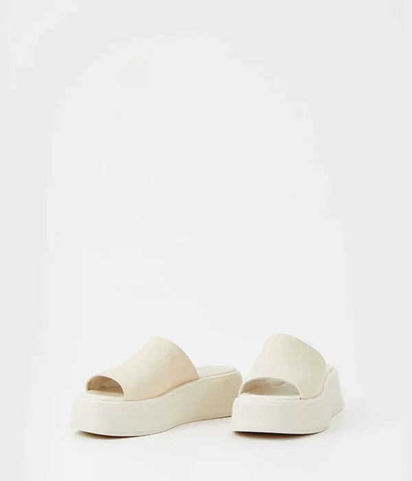 כפכפי פלטפורמה בצבע בז׳ על רקע לבן, אופנת נשים CHOZEN, מותגים מובילים