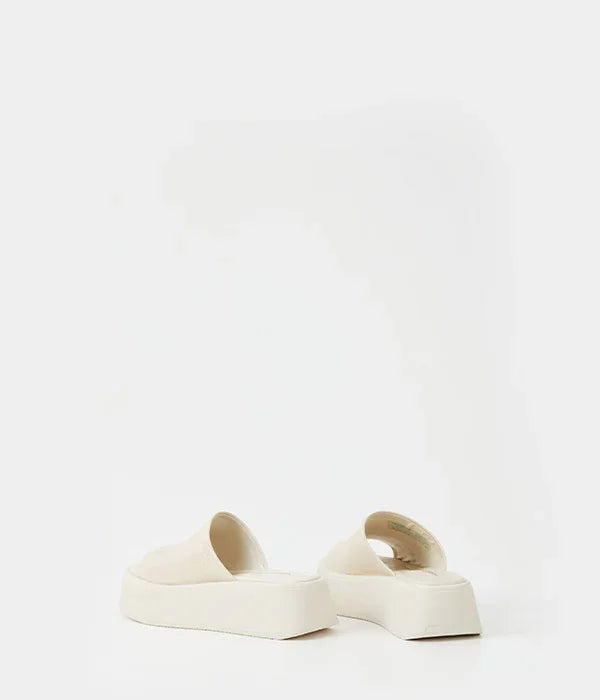 כפכפים לבנים עבים בעיצוב מודרני על רקע לבן, נעלי CHOZEN מבית קבוצת אלפא