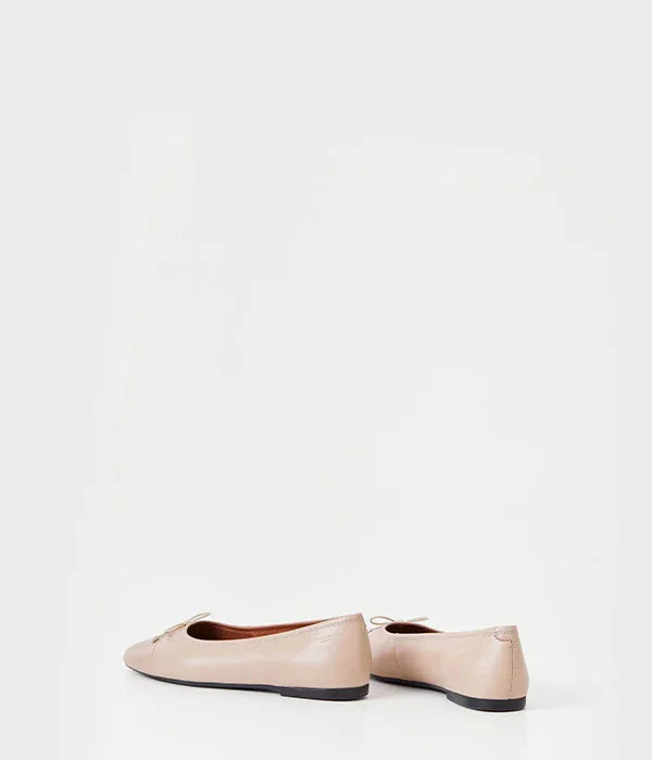 בלרינות נשים בצבע בז' מעור עם סוליה שטוחה, רקע לבן, מותגי נעליים CHOZEN