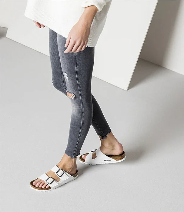 אישה עם מכנסי ג'ינס קרועים וסנדלי בירקנשטוק לבנים, צילום לאתר CHOZEN