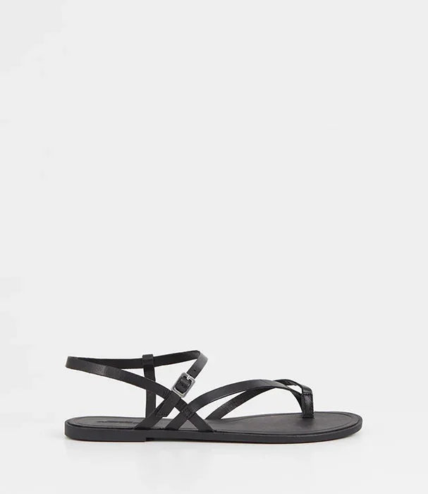 סנדל שטוח לנשים בצבע שחור עם רצועות דקות, מבית CHOZEN, על רקע לבן