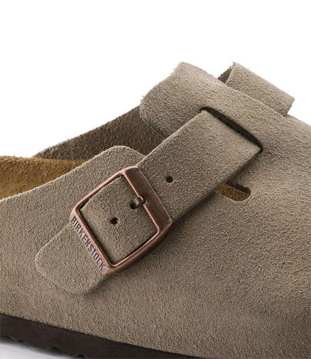 סנדל בירקנשטוק זמש בצבע בז' עם אבזם מתכת, מותג נעליים CHOZEN