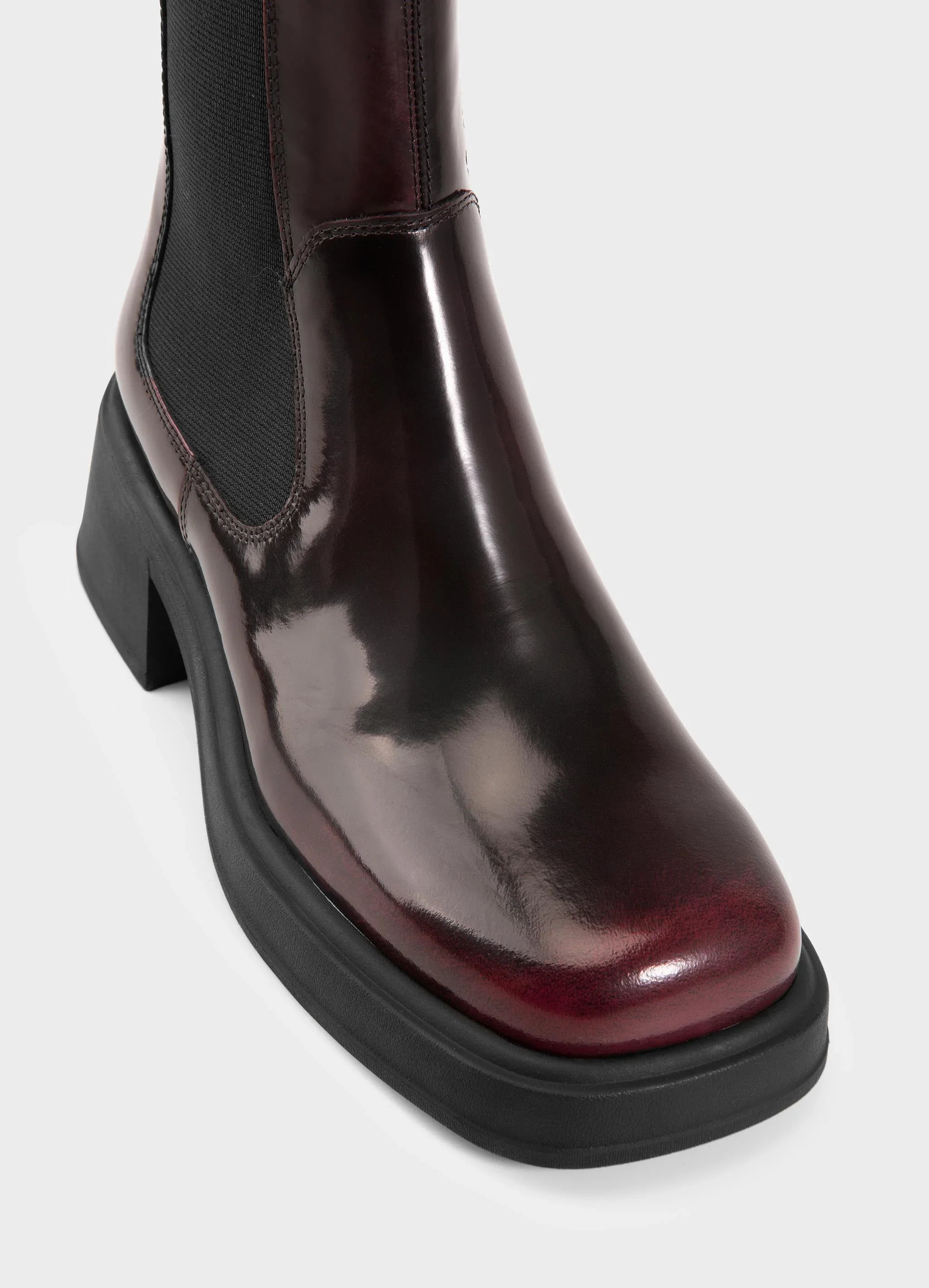 מגף עור מבריק בצבע בורדו עם גומי שחור וסוליה עבה, מותג CHOZEN