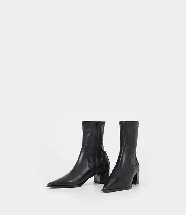 מגפי נשים שחורות מעור עם עקב גבוה ועיצוב אופנתי, קולקציית CHOZEN ביבוא קבוצת אלפא