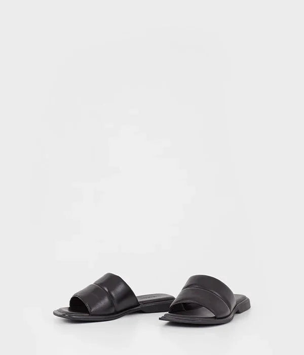 כפכפי עור שטוחים לנשים בצבע שחור מבית CHOZEN על רקע לבן