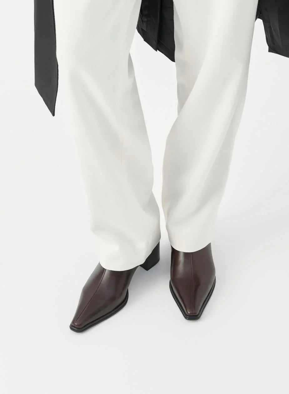 מגפי עור חומים אלגנטיים של CHOZEN עם מכנסיים לבנים, אופנה יוקרתית מאלפא