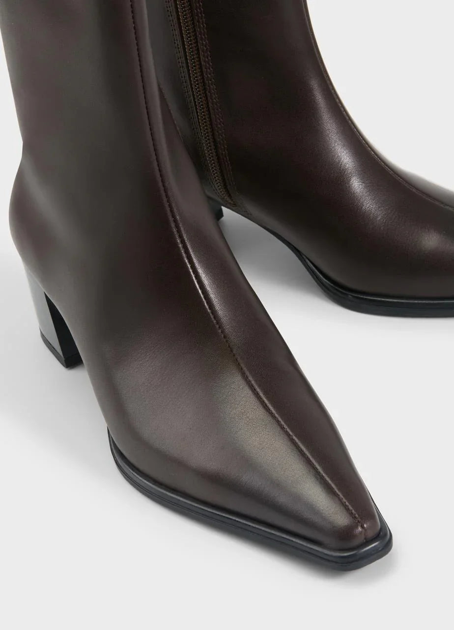 מגפי עור חומים לנשים עם עקב מרובע, CHOZEN, מבית קבוצת אלפא