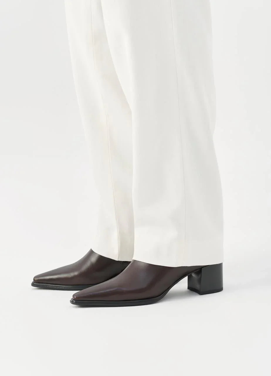 נעלי עקב חומות מעור עם חרטום מחודד, מבית המותגים של קבוצת אלפא, CHOZEN