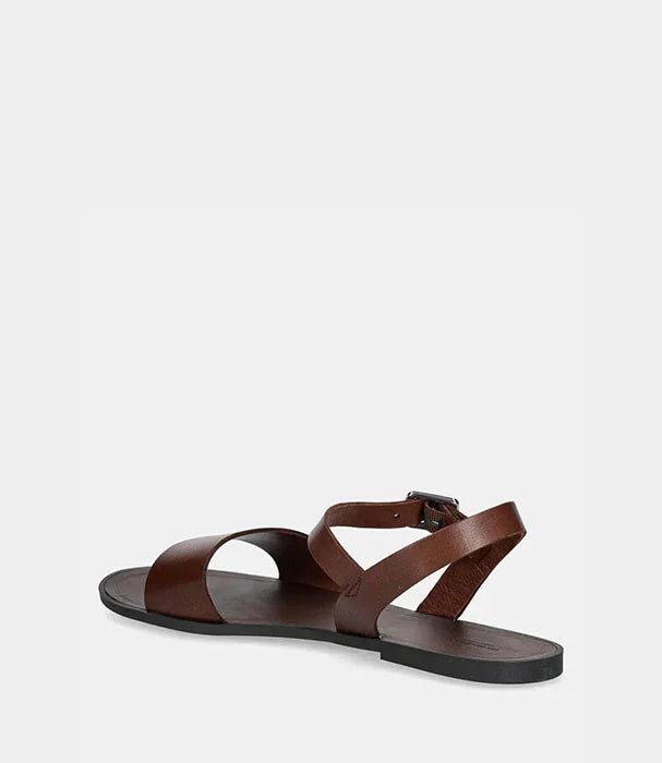 סנדל עור חום יוניסקס בגרסה אלגנטית עם רצועות מוצלב, מבית CHOZEN, רקע לבן