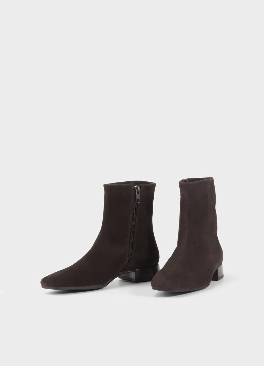 מגפי נשים חומות זמש עם רוכסן, קולקציית חורף מבית CHOZEN