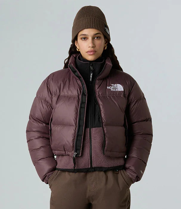 אישה עם מעיל פוך סגול של The North Face וכובע חורף, אופנת חורף מותגי יוקרה CHOZEN