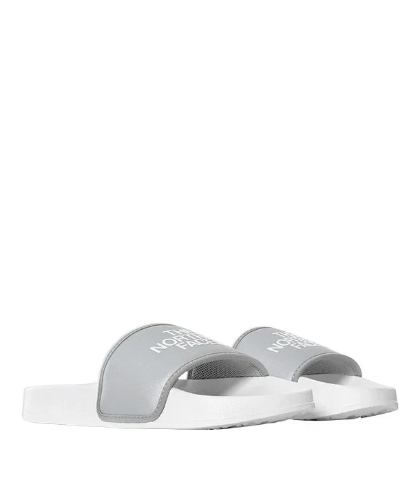 כפכפים אפורים של The North Face על רקע לבן, מבית קבוצת אלפא CHOZEN