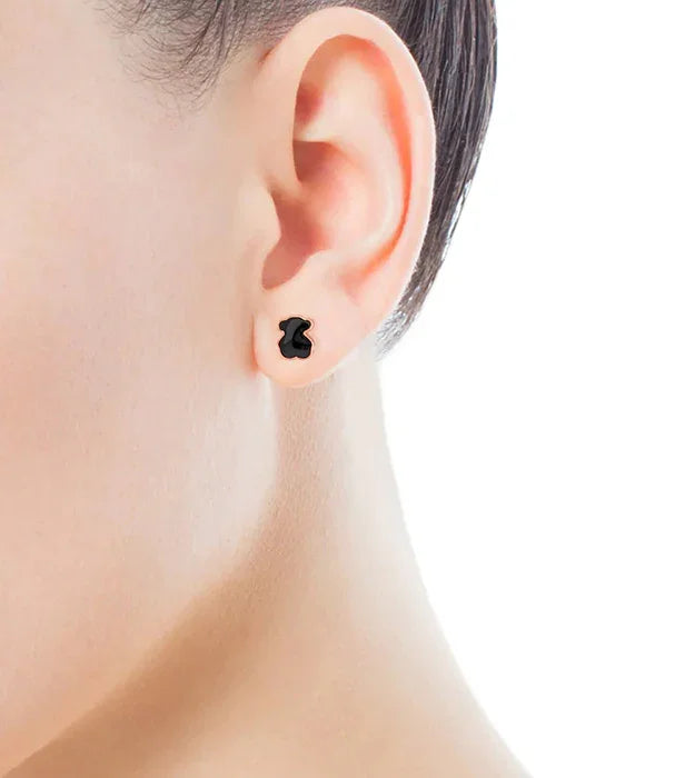 עגיל שחור בעיצוב ייחודי על אוזן אישה, תכשיט אופנתי מותג CHOZEN