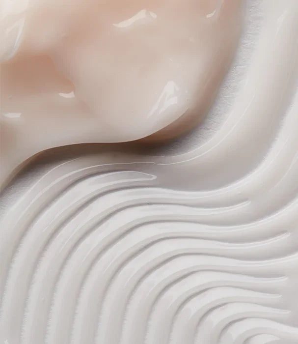 מרקם קרם פנים סופרפוד על רקע לבן, צילום תקריב מוצר טיפוח מבית CHOZEN