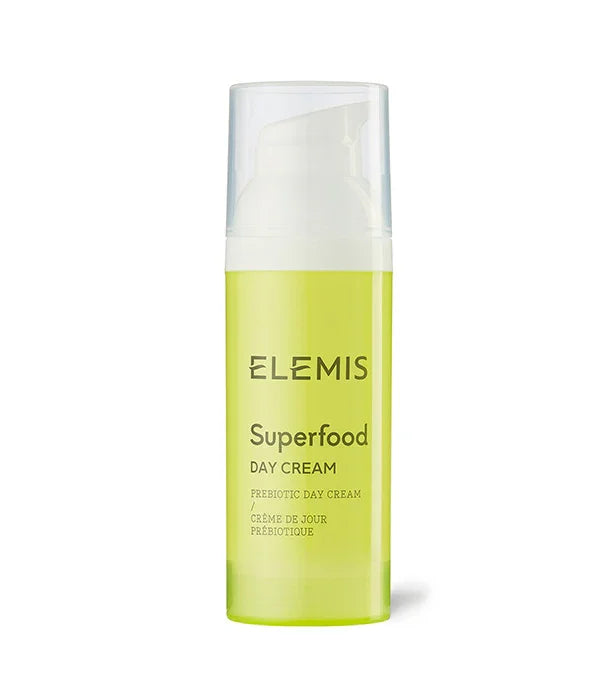 קרם יום ELEMIS Superfood לעור הפנים, מוצג באריזה ירוקה על רקע לבן, מותג טיפוח בינלאומי