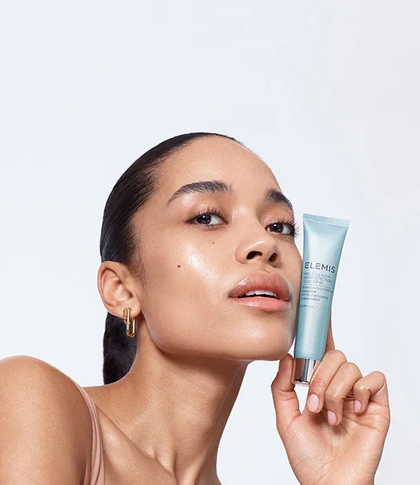 דוגמנית מציגה קרם פנים ELEMIS Pro-Collagen SPF50, קוסמטיקה יוקרתית מבית CHOZEN