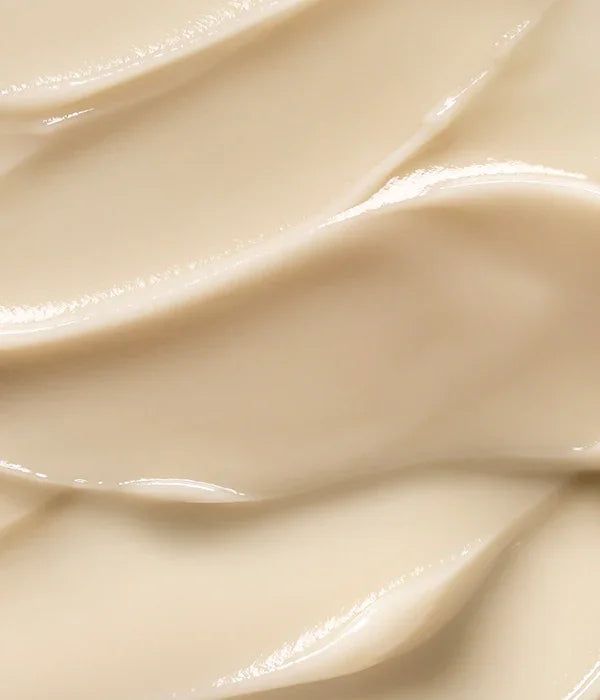 מרקם קרם בהיר יוקרתי, צילום תקריב למוצר טיפוח מבית קבוצת אלפא, מותגי CHOZEN