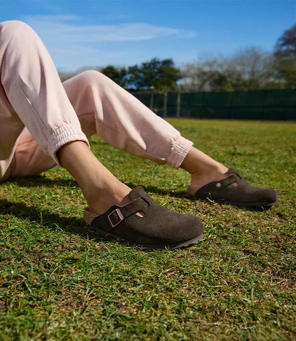 נעליים חומות סגנון מוקסין מדגם מוביל, על דשא, ביגוד קז'ואל, CHOZEN מותגים עולמיים