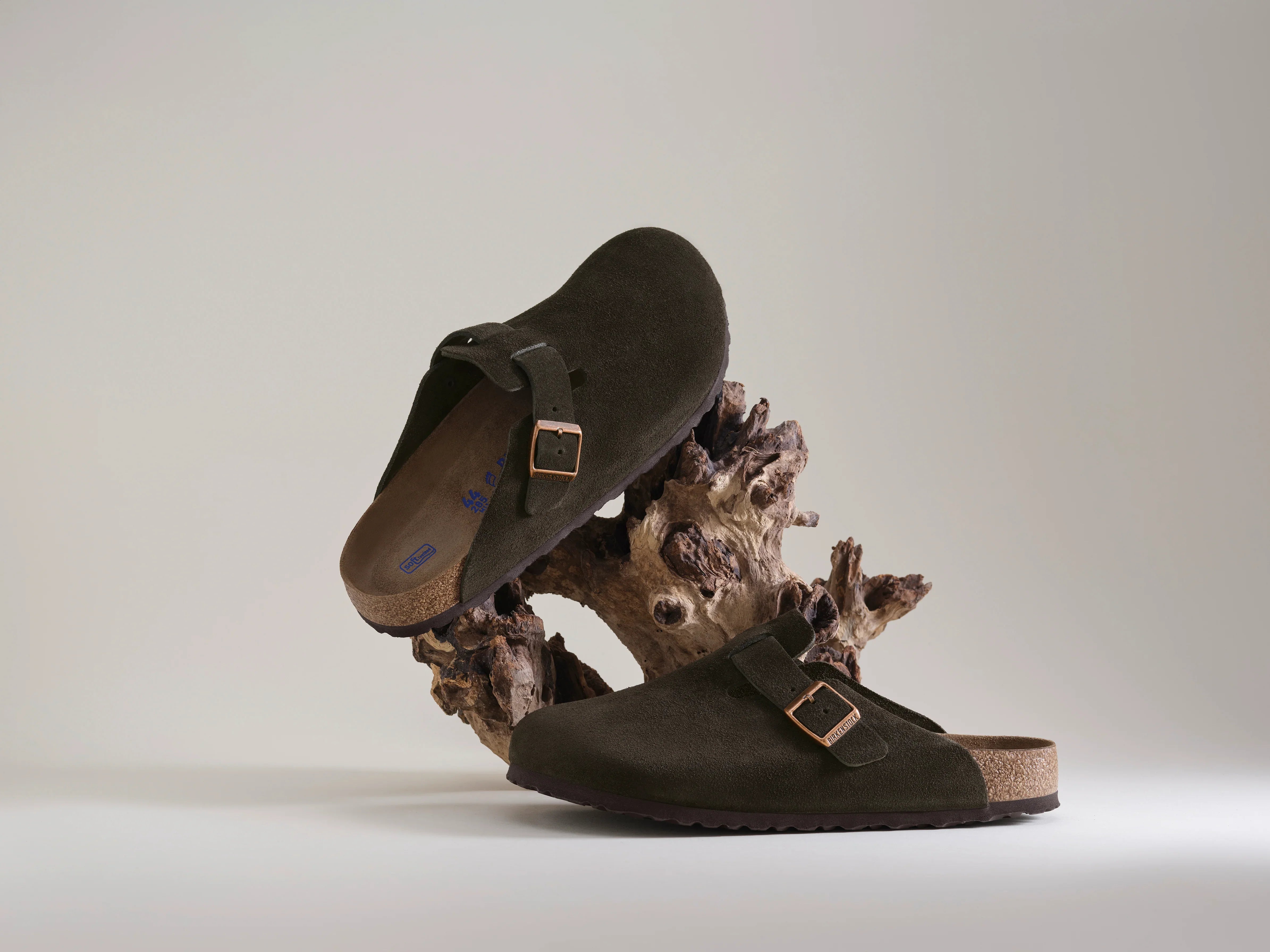 כפכפי זמש כהים עם סוגר בקליפת עץ, אופנה יוקרתית CHOZEN, נעלי איכות לגברים