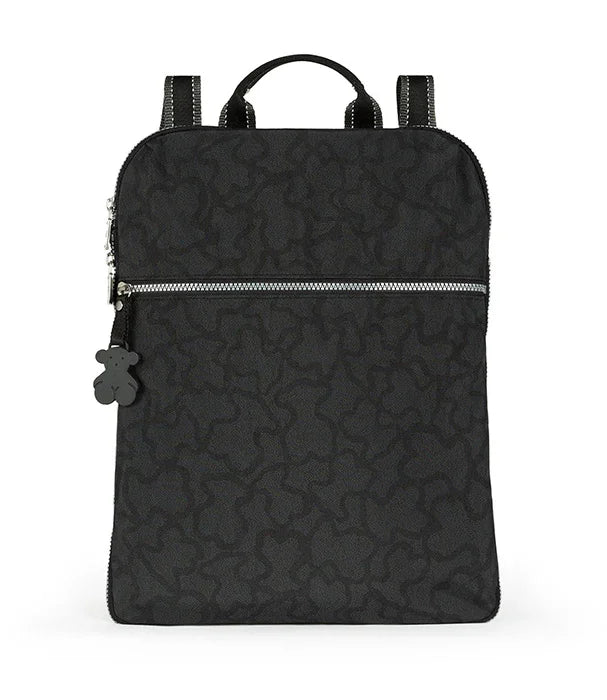 תיק גב שחור עם דוגמת קונטור, רוכסן קדמי ותליון דובי, מותג CHOZEN