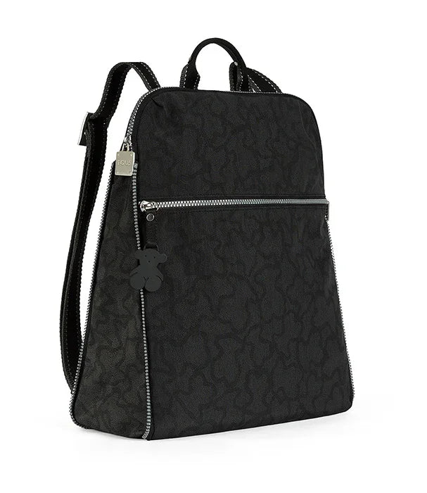 תיק גב שחור עם דוגמת טקסטורה, רוכסן קדמי ותליון דוב, מותג CHOZEN