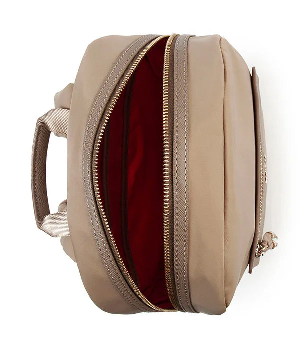 תיק גב בז' עם ידית כפולה, רוכסן זהב וריפוד פנימי אדום, מתוך מותגי CHOZEN
