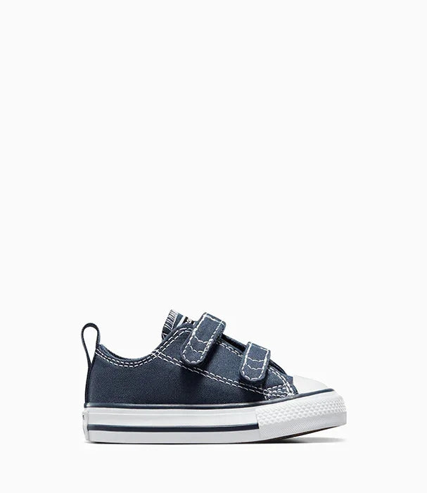 נעל ספורט לילדים בצבע כחול כהה, סגנון קלאסי עם רצועות סקוץ', מבית המותגים של CHOZEN