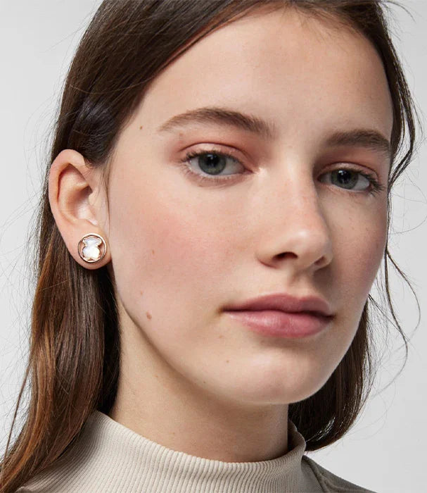 אישה צעירה עונדת עגיל מעוצב מוזהב, מותג תכשיטים CHOZEN, צילום תקריב