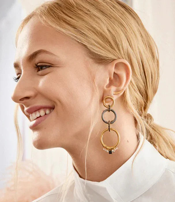 אישה עם שיער בלונדיני עונדת עגילי חישוק בצבע זהב ואפור, אופנה עדכנית CHOZEN