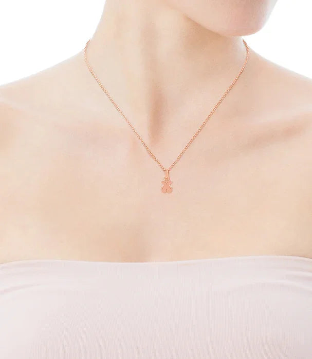 שרשרת זהב עדינה עם תליון דובי על צוואר דוגמנית, תכשיטים יוקרתיים CHOZEN