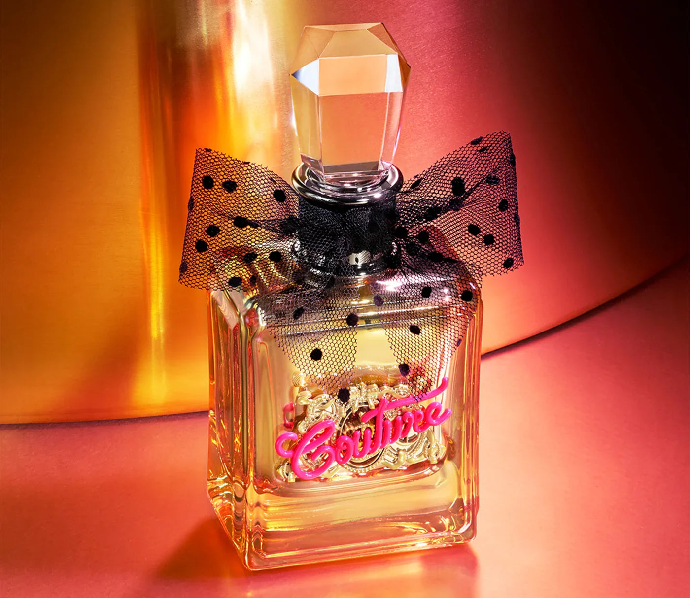 בקבוק בושם יוקרתי עם פקק גבישי וקישוט סרט תחרה שחורה, רקע צבעוני זוהר