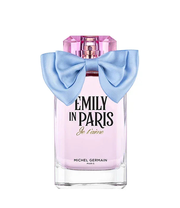 בקבוק בושם ורוד EMILY IN PARIS עם פקק ורוד וסרט תכלת, ניחוח יוקרתי מבית MICHEL GERMAIN, CHOZEN
