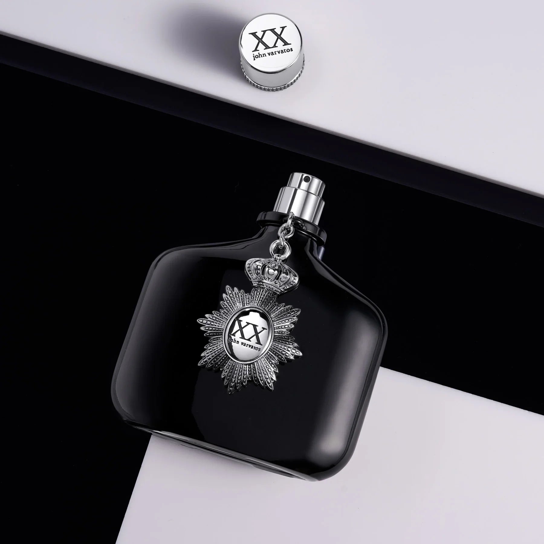 בקבוק בושם שחור XX John Varvatos עם קישוט כסף, רקע לבן ושחור, CHOZEN מותגים מובילים