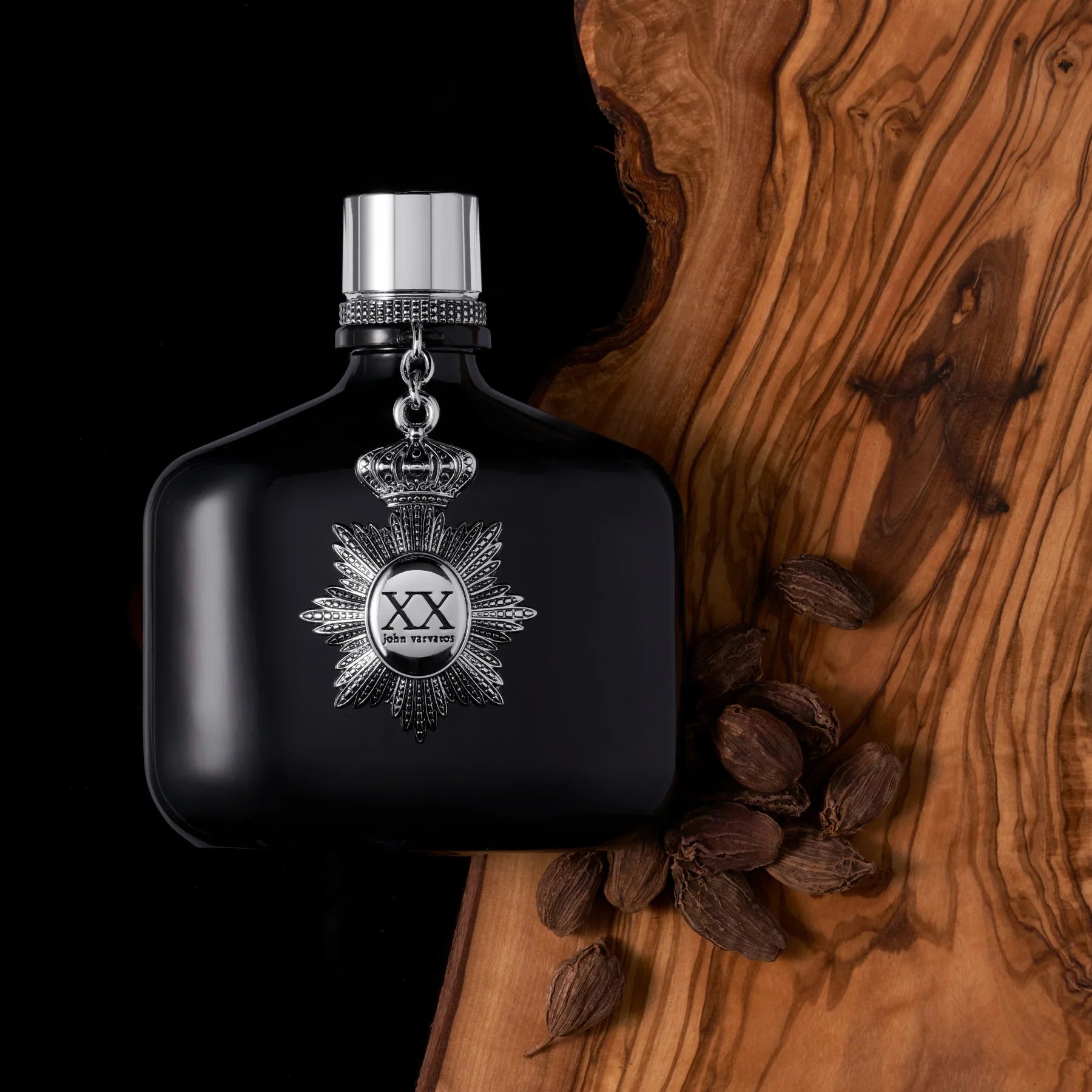 בקבוק בושם שחור יוקרתי John Varvatos XX על דלת עץ, צילום מוצר למותגים מובילים