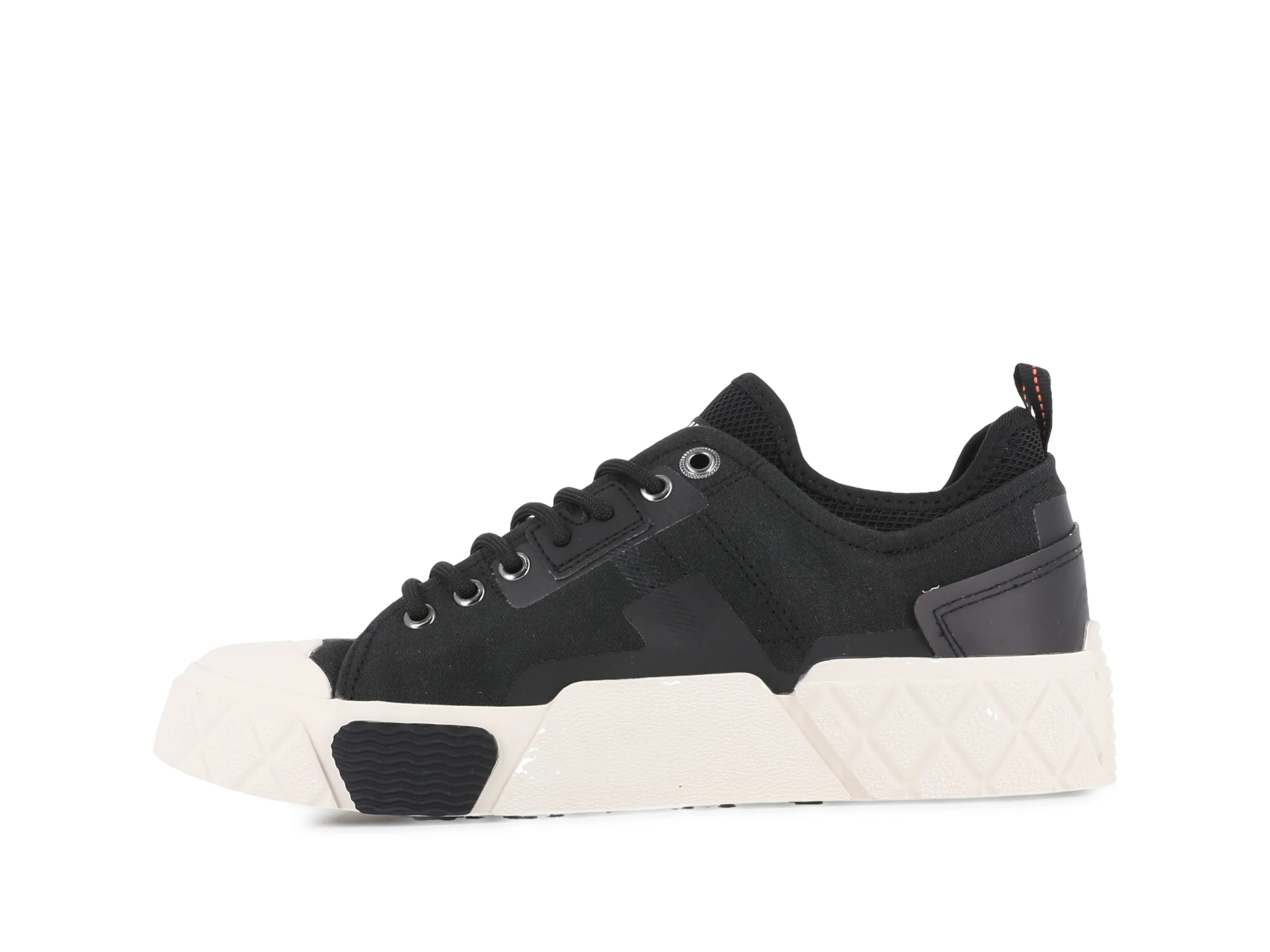 סניקרס שחורות עם סוליה לבנה בעיצוב מודרני, מותג CHOZEN, קיים באתר קבוצת אלפא