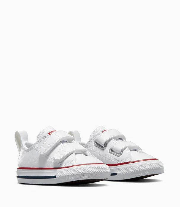 נעלי תינוקות לבנות עם סקוצ'ים, עיצוב ספורטיבי, רקע לבן, מבית CHOZEN מותגים מובילים