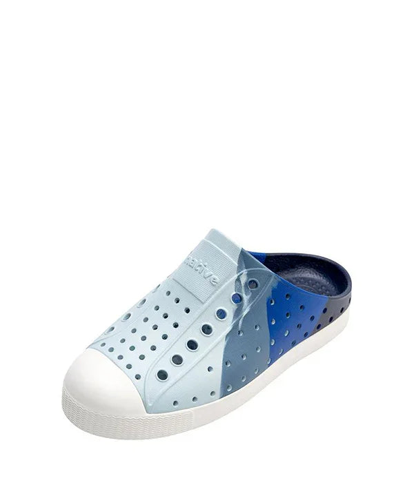 כפכף גומי מעוצב בצבעי כחול תכלת, חורים לאוורור, מותג אופנה CHOZEN