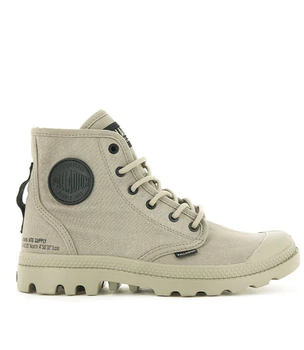 נעל פטרול Palladium בז' לגברים, עיצוב גבוה, מוצג על רקע לבן באתר CHOZEN