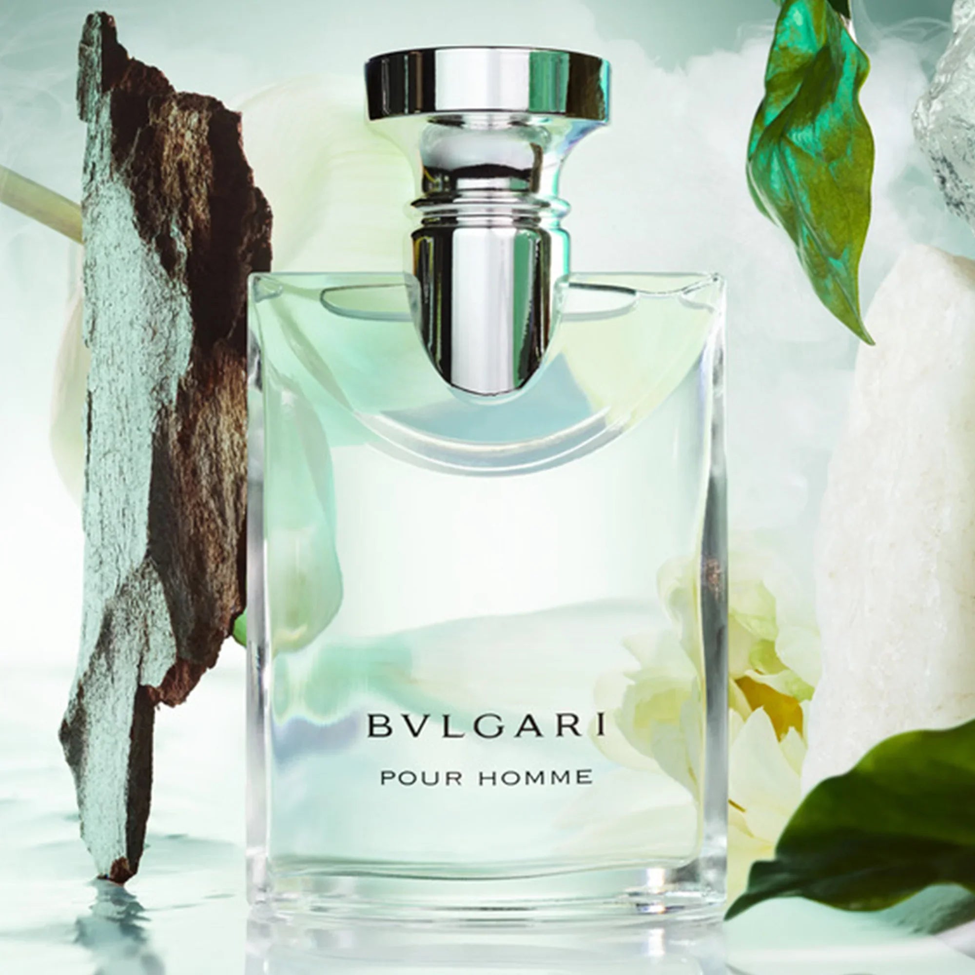 בושם BVLGARI Pour Homme לאישה בבקבוק זכוכית יוקרתי על רקע אלמנטים טבעיים, מבית CHOZEN