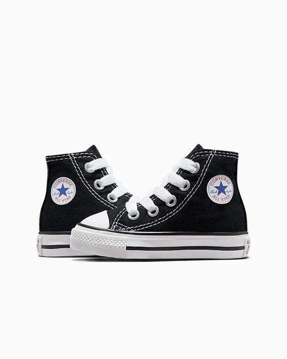 נעלי Converse All Star שחורות קלאסיות, שרוכים לבנים, מוצג על רקע לבן בחנות CHOZEN