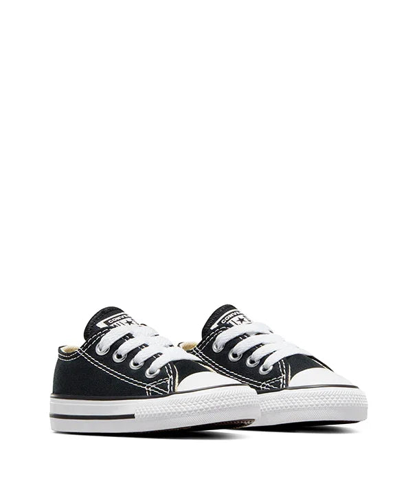 נעלי סניקרס שחורות לתינוקות מבית Converse עם שרוכים, צילום מוצר ל-CHOZEN