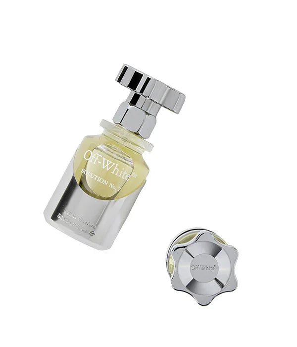 בקבוק בושם Off-White Solution No.7 בעיצוב כסוף לצד פקק, מוצר יוקרתי ב-CHOZEN
