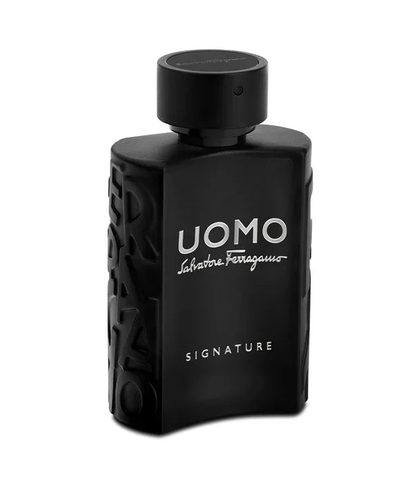 בקבוק בושם שחור לגברים Uomo Signature של Salvatore Ferragamo, מוצג על רקע לבן, מותג יוקרה