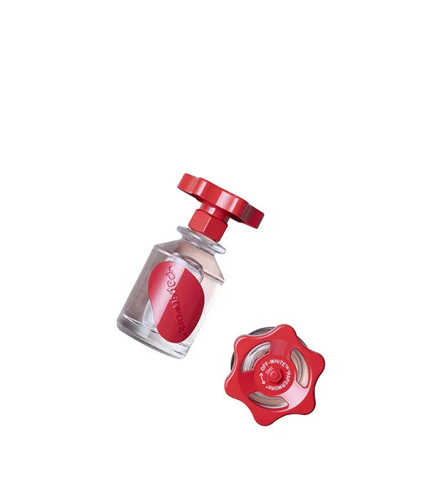 בקבוק בושם אופנתי Off-White עם פקק אדום על רקע לבן, ממותג CHOZEN
