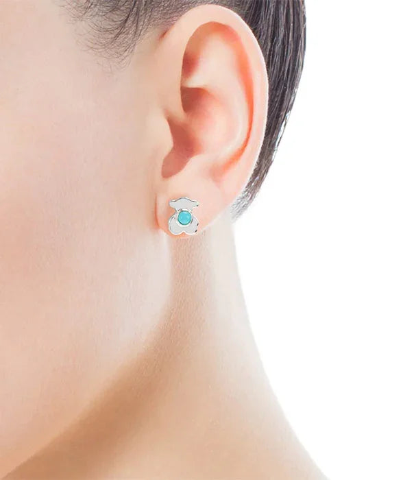 עגיל כסף מעוצב עם אבן טורקיז על אוזן של אישה, אופנה של CHOZEN