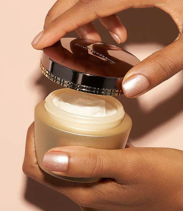 יד פותחת קרם פנים יוקרתי של מותג מוביל, CHOZEN, קבוצת אלפא, על רקע ניטרלי