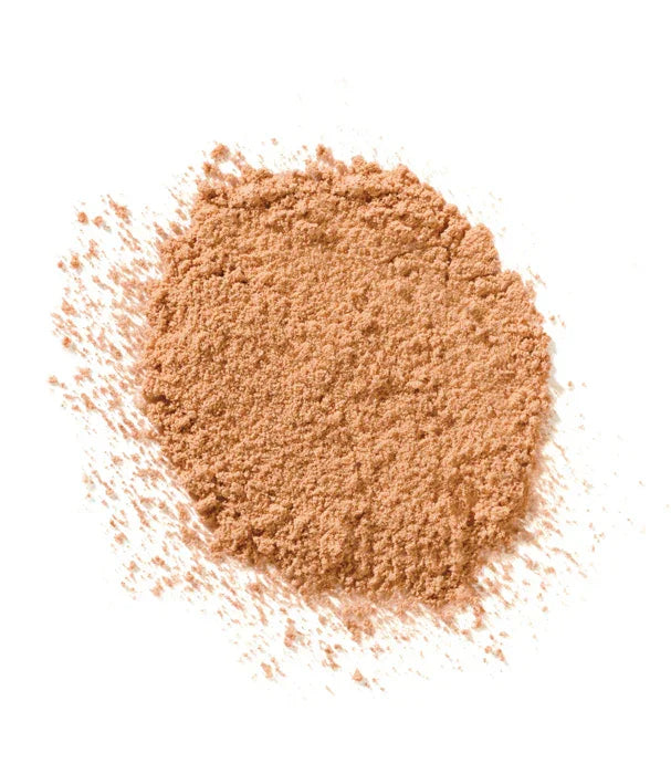 אבקת איפור מינרלית בגוון טבעי, מוצר קוסמטי יוקרתי מ-CHOZEN, צילום על רקע לבן