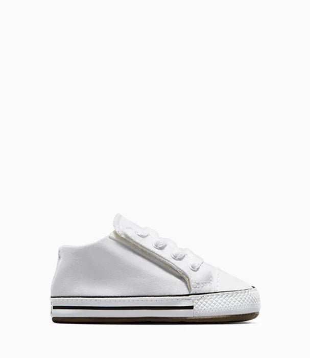 נעל תינוקות ספורט לבנה עם שרוכים בעיצוב קלאסי על רקע לבן, מבית CHOZEN